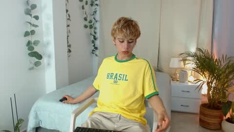 Snapshot of tommyfoxboy chatting on January 31, 2025, 1:12 pm Tommy Foxboy online show from January 31, 2025, 1:12 pm