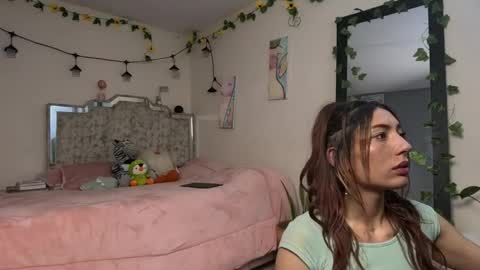 Snapshot of tomoe_b chatting on January 17, 2026, 9:25 am leyla online show from January 17, 2026, 9:25 am