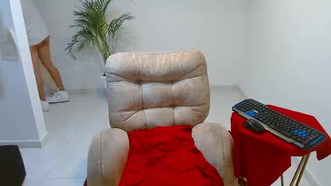 tomy337271 online show from December 4, 2025, 4:27 pm