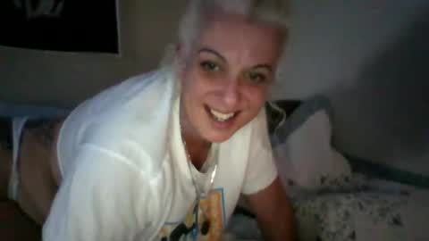 Snapshot of tonitones chatting on January 9, 2026, 6:16 am Honeys Snow Bunny online show from January 9, 2026, 6:16 am