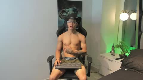 tony_petrov online show from September 25, 2025, 6:39 am