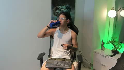 tony_petrov online show from October 18, 2025, 8:26 am