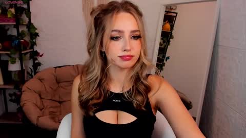 Snapshot of top_twins chatting on February 19, 2025, 3:06 am Yara online show from February 19, 2025, 3:06 am