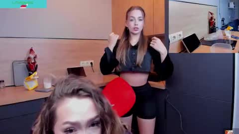 Snapshot of top_twins chatting on December 19, 2025, 5:42 pm Yara online show from December 19, 2025, 5:42 pm