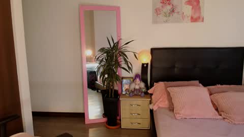 Traci online show from December 18, 2025, 11:49 am