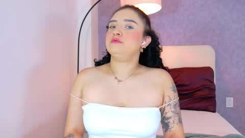 tracielowe_w online show from November 22, 2025, 4:00 am