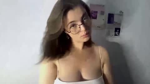 Snapshot of trangarlick chatting on September 15, 2025, 4:07 pm Amelia online show from September 15, 2025, 4:07 pm