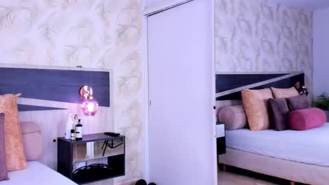 Snapshot of travis_lenox_ chatting on December 23, 2025, 12:08 am Travis online show from December 23, 2025, 12:08 am