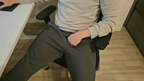 Snapshot of tree1989 chatting on December 28, 2024, 7:54 pm tree1989 online show from December 28, 2024, 7:54 pm