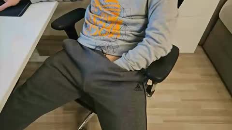 Snapshot of tree1989 chatting on January 6, 2025, 11:52 pm tree1989 online show from January 6, 2025, 11:52 pm