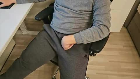 Snapshot of tree1989 chatting on February 6, 2025, 6:02 pm tree1989 online show from February 6, 2025, 6:02 pm