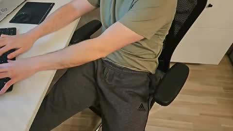 tree1989 online show from February 15, 2025, 7:50 pm