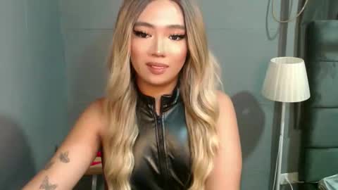 trexie_fucks15 online show from October 25, 2025, 5:40 pm