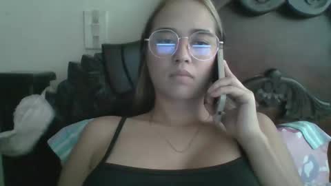 triana_bell online show from November 19, 2025, 5:02 pm