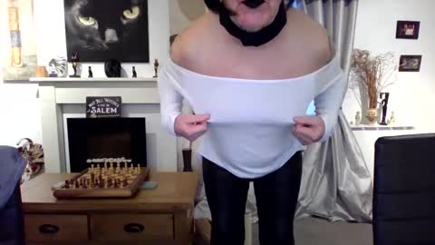 Snapshot of trinity1011 chatting on February 17, 2026, 7:05 am trinity1011 online show from February 17, 2026, 7:05 am