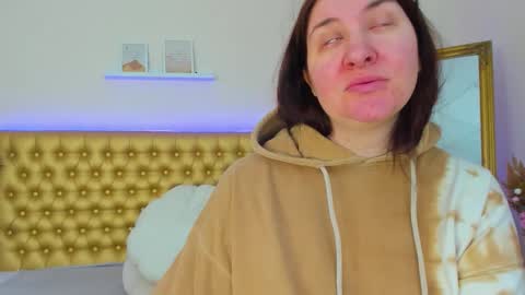 Mia online show from April 5, 2026, 5:04 am