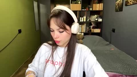 Snapshot of troyalshouse chatting on December 16, 2025, 7:57 am Alice online show from December 16, 2025, 7:57 am