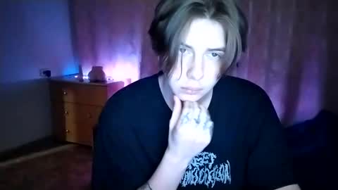 Emilum online show from February 2, 2025, 11:42 pm