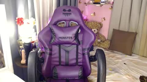    online show from December 4, 2025, 12:25 pm