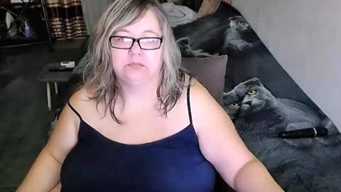 Snapshot of tviks chatting on December 1, 2025, 10:37 pm Lana online show from December 1, 2025, 10:37 pm