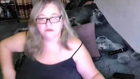 Snapshot of tviks chatting on December 23, 2025, 2:53 am Lana online show from December 23, 2025, 2:53 am