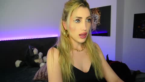 Snapshot of tweety_twist chatting on January 1, 2025, 7:21 pm MayCarrey online show from January 1, 2025, 7:21 pm