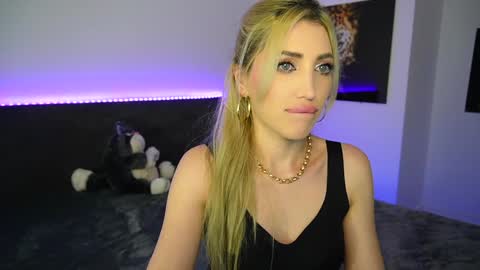 Snapshot of tweety_twist chatting on January 2, 2025, 1:27 am MayCarrey online show from January 2, 2025, 1:27 am