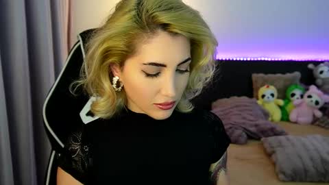 Snapshot of tweety_twist chatting on December 18, 2025, 9:32 pm MayCarrey online show from December 18, 2025, 9:32 pm