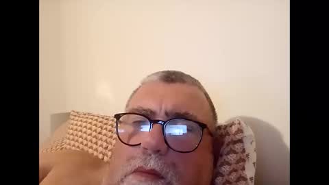 twohats2810 online show from December 5, 2025, 6:59 pm