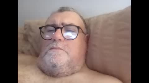 Snapshot of twohats2810 chatting on February 4, 2026, 4:35 pm twohats2810 online show from February 4, 2026, 4:35 pm