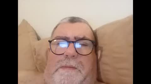 Snapshot of twohats2810 chatting on February 5, 2026, 9:25 am twohats2810 online show from February 5, 2026, 9:25 am