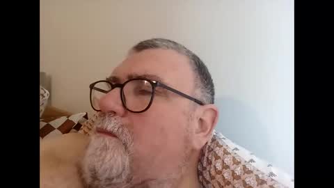 Snapshot of twohats2810 chatting on February 14, 2026, 2:25 pm twohats2810 online show from February 14, 2026, 2:25 pm