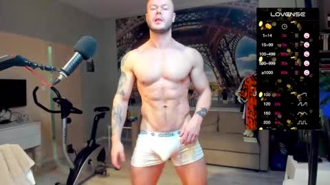 Snapshot of ukgymboy chatting on February 4, 2026, 1:17 pm James Iron online show from February 4, 2026, 1:17 pm