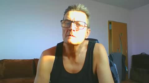 Snapshot of ulmeni4 chatting on December 3, 2025, 8:23 am ulmeni4 online show from December 3, 2025, 8:23 am