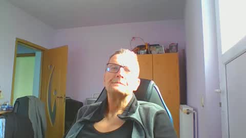 Snapshot of ulmeni4 chatting on December 5, 2025, 10:57 am ulmeni4 online show from December 5, 2025, 10:57 am