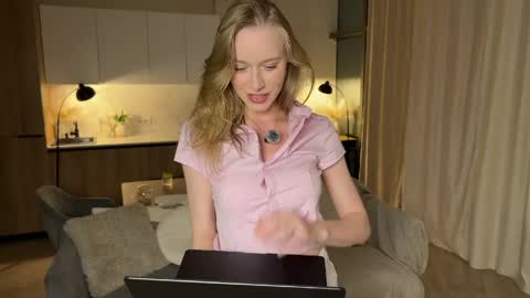 UnnaBella online show from May 26, 2026, 7:32 pm