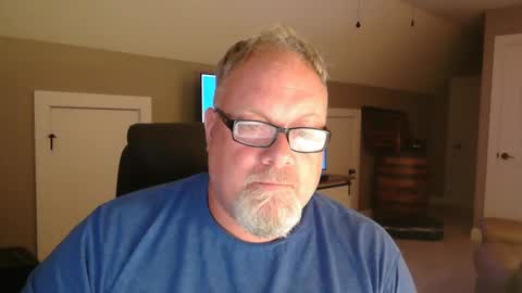 Snapshot of up2later chatting on October 2, 2025, 3:24 am up2later online show from October 2, 2025, 3:24 am