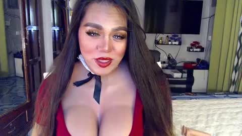 Snapshot of ur_majestyqueen_angelaxxx chatting on December 5, 2024, 10:12 pm QUEEN ANGELA online show from December 5, 2024, 10:12 pm