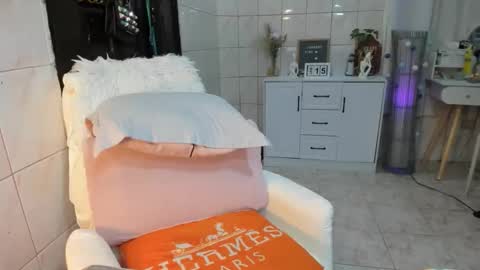 Snapshot of urhotmistress02 chatting on January 15, 2026, 1:54 am urhotmistress02 online show from January 15, 2026, 1:54 am