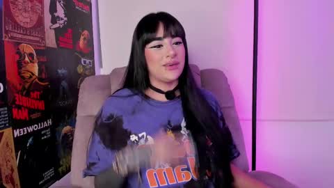 Snapshot of uveuvedee chatting on September 12, 2025, 4:23 am Val help me get 100 thumbs up 3 online show from September 12, 2025, 4:23 am