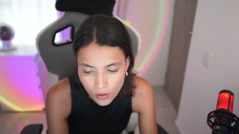 valecute01 online show from November 6, 2025, 7:04 pm