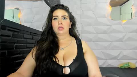 Snapshot of valentina_coba11 chatting on January 25, 2025, 12:38 am Valentina online show from January 25, 2025, 12:38 am