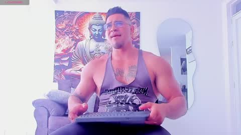 Snapshot of valentino_dossantos chatting on December 22, 2024, 5:21 pm online show from December 22, 2024, 5:21 pm