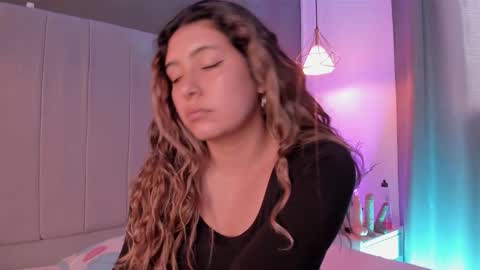 valeria_rouse28 online show from December 14, 2025, 8:35 pm