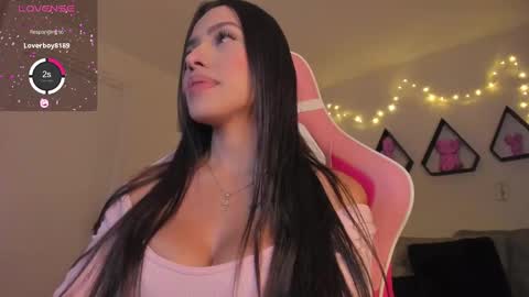 Snapshot of valeria_uribe22 chatting on January 9, 2025, 12:35 am    online show from January 9, 2025, 12:35 am