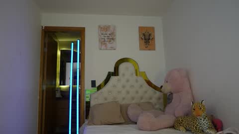 valeriecollinss_ online show from December 3, 2025, 10:30 pm