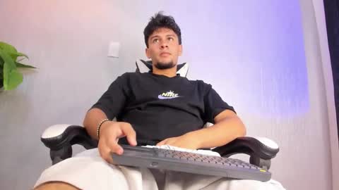 Snapshot of valetino_stonee chatting on March 18, 2026, 7:17 pm Valentino online show from March 18, 2026, 7:17 pm