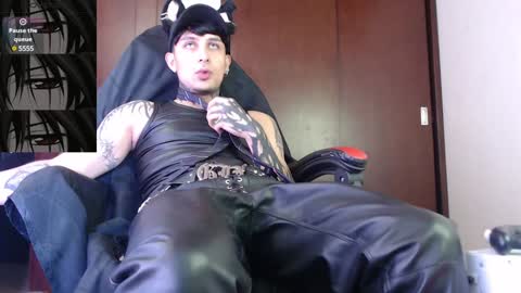 david guzman i model independenthelp me with a thumbs up online show from December 29, 2024, 12:30 am