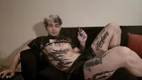 david guzman i model independenthelp me with a thumbs up online show from March 5, 2025, 2:25 am