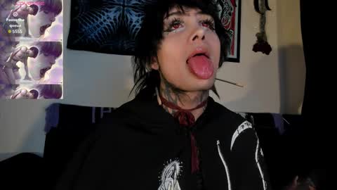 Snapshot of vampiredavyd chatting on February 23, 2026, 3:15 am david guzman i model independenthelp me with a thumbs up online show from February 23, 2026, 3:15 am